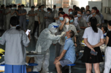 Xét nghiệm COVID-19 trên diện rộng của Trung Quốc dẫn đến các ca nhiễm mới