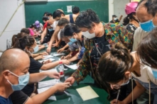 Quan chức Trung Quốc đặt mục tiêu 1.1 tỷ mũi chích đến hết tháng 10 để ‘thắng trong cuộc chiến của nhân dân’