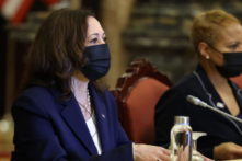 Phó Tổng thống Hoa Kỳ chỉ trích hành động ‘bắt nạt’ của Trung Quốc ở Biển Đông trong chuyến thăm Việt Nam