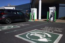 Tổng thống Biden muốn một nửa số phương tiện được bán ở Hoa Kỳ vào năm 2030 không phát thải