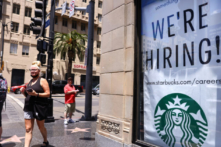 Việc làm tăng vọt lên mức kỷ lục khi các công ty chật vật để thuê nhân công