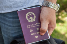 Trung Quốc đình chỉ việc cấp hộ chiếu cho công dân