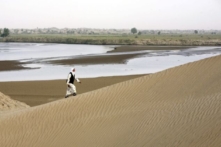 Vùng khô hạn nhất của Trung Quốc hứng chịu lũ lụt, một phần sa mạc lớn nhất trở thành hồ