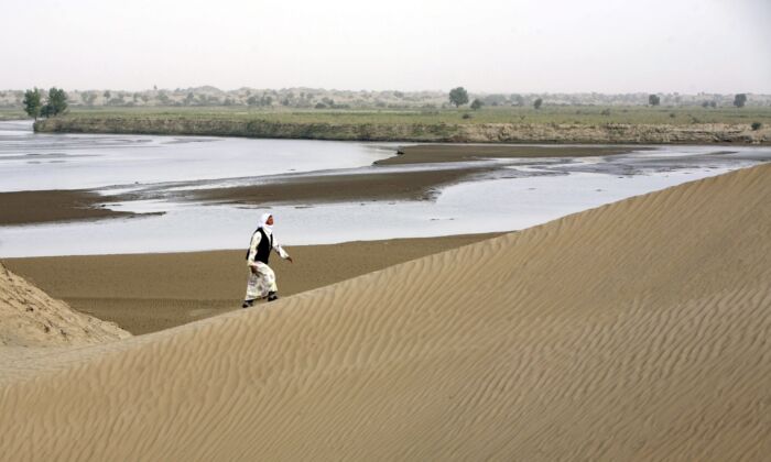 Vùng khô hạn nhất của Trung Quốc hứng chịu lũ lụt, một phần sa mạc lớn nhất trở thành hồ