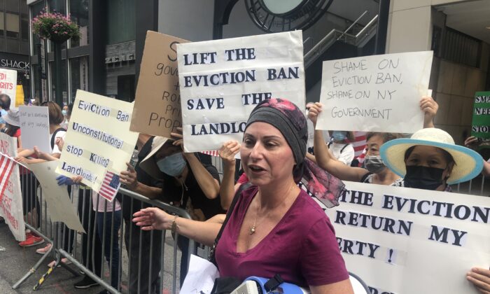 Các chủ nhà quy mô nhỏ phản đối lệnh cấm trục xuất người thuê nhà ở phía trước Văn phòng Thống đốc New York: ‘Mọi thứ đang trở nên rất cộng sản’