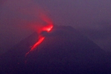 Ngọn núi lửa bất ổn nhất Indonesia phun trào, bao phủ các thị trấn trong tro bụi