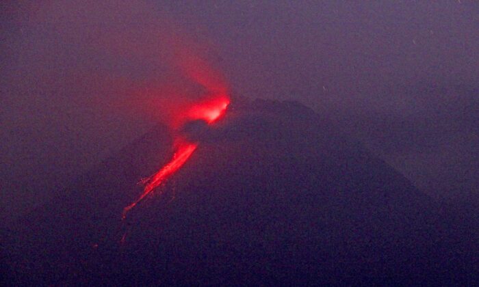 Ngọn núi lửa bất ổn nhất Indonesia phun trào, bao phủ các thị trấn trong tro bụi