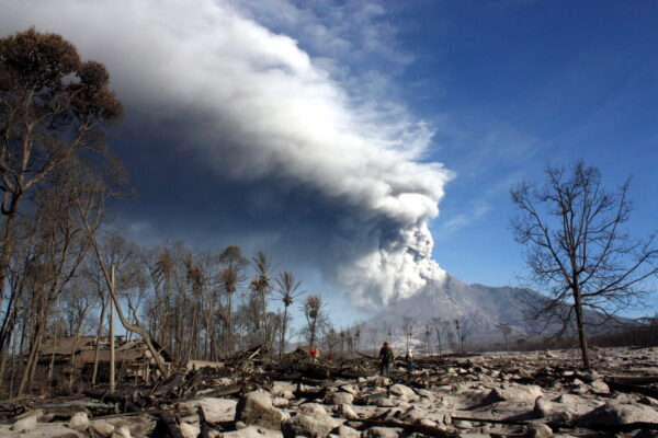núi lửa ở Indonesia phun trào