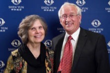 Shen Yun khiến một giáo sư đại học cảm thấy nhẹ nhõm hơn