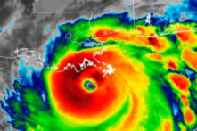 Bão Ida đột ngột tăng cường độ đến gần Cấp 5 ngay trước khi đổ bộ