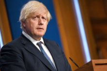 Thủ tướng Johnson đối mặt với phản ứng dữ dội trong nội bộ đảng vì thúc đẩy cấp giấy thông hành vaccine