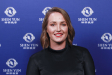 ‘Mạnh mẽ phi thường’ – Cảm nhận của một nhà báo tham dự Shen Yun cùng đại gia đình