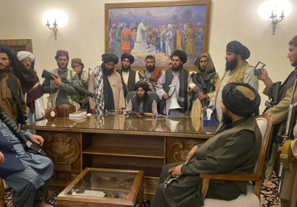 Taliban tiến vào dinh tổng thống, tuyên bố chiến thắng khi tổng thống Afghanistan đào thoát