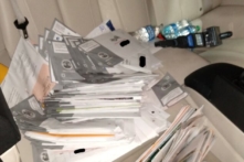 Hơn 300 phiếu bầu qua thư được tìm thấy trong xe của nghi phạm người California