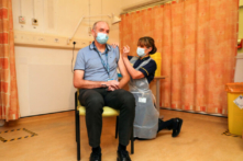 Nhà phát triển vaccine AstraZeneca: Miễn dịch cộng đồng COVID ‘không phải là một khả năng có thể xảy ra’