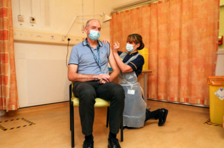 Nhà phát triển vaccine AstraZeneca: Miễn dịch cộng đồng COVID ‘không phải là một khả năng có thể xảy ra’