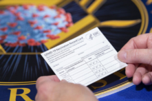 Bùng nổ thẻ chích ngừa giả trước các hạn chế đối với người chưa chích ngừa