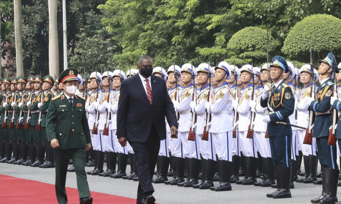 Bộ trưởng Lloyd Austin đến Việt Nam để thúc đẩy về bang giao, nhưng còn lo ngại về vấn đề nhân quyền