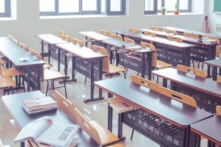 Chủ tịch hội đồng trường học giật micro của bà mẹ lên tiếng phản đối Thuyết Sắc tộc Trọng yếu