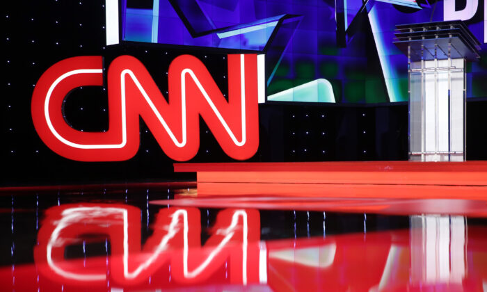 CNN sa thải 3 nhân viên vì vào văn phòng mà chưa chích ngừa