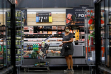 Doanh số bán lẻ giảm trong tháng Bảy, chịu ảnh hưởng bởi lượng mua xe hơi giảm mạnh