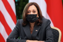 Chuyến bay của PTT Harris đến Việt Nam chậm trễ vì ‘sự cố y tế’ ở Hà Nội