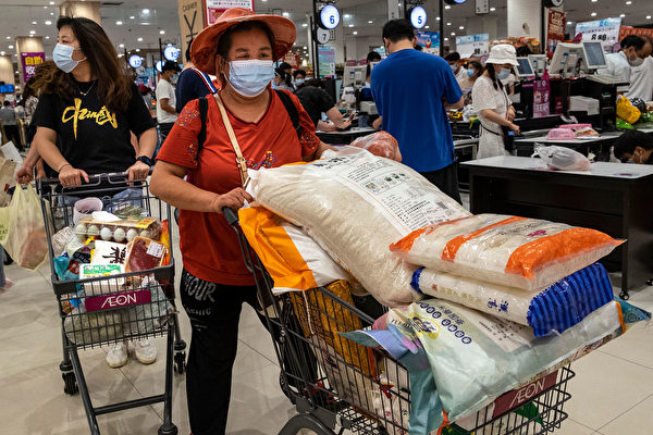 Vũ Hán tái bùng phát dịch, người dân tích trữ hàng hóa, xếp hàng dài trước các siêu thị
