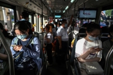 Thượng Hải: Phát hiện ca nhiễm COVID-19, nhiều người dân đeo khẩu trang khi đi đường