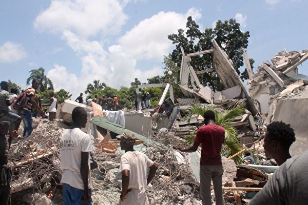 Động đất ở Haiti: Số người thiệt mạng tăng lên gần 1,300, bão nhiệt đới cản trở việc cứu hộ