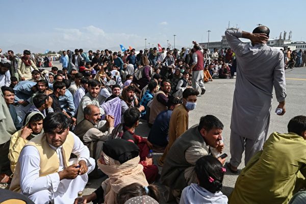 Lộ video Taliban đánh đập những người dân Afghanistan tháo chạy khỏi thủ đô Kabul