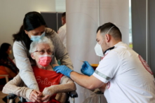 Israel: Đa số bệnh nhân COVID-19 nhập viện đã được chích ngừa đầy đủ