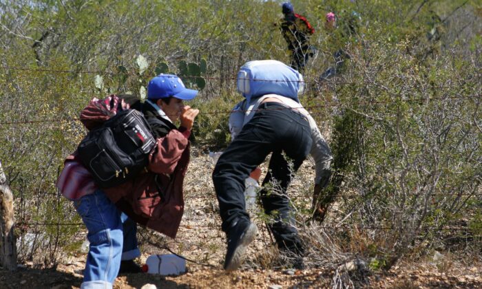 Texas: 40 phần trăm người nhập cư bất hợp pháp được thả dương tính với COVID-19