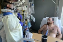 CDC: Số ca tử vong do COVID-19 tệ hơn nhưng vẫn dưới đỉnh dịch