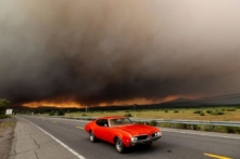 Cháy rừng tàn phá thị trấn phía bắc California, phá hủy nhà cửa, xí nghiệp