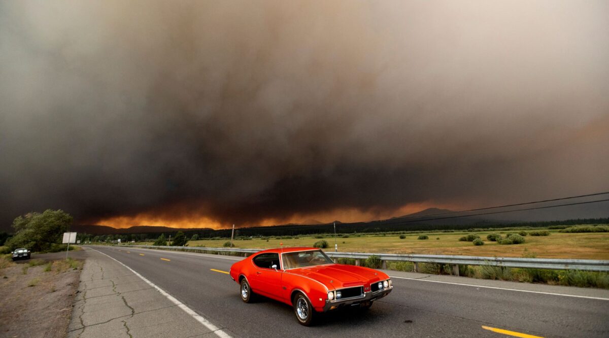 Cháy rừng tàn phá thị trấn phía bắc California, phá hủy nhà cửa, xí nghiệp