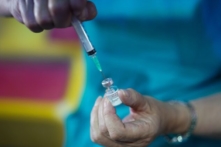 Liên minh Âu Châu xem xét các tác dụng phụ mới có thể xảy ra của vaccine mRNA COVID-19