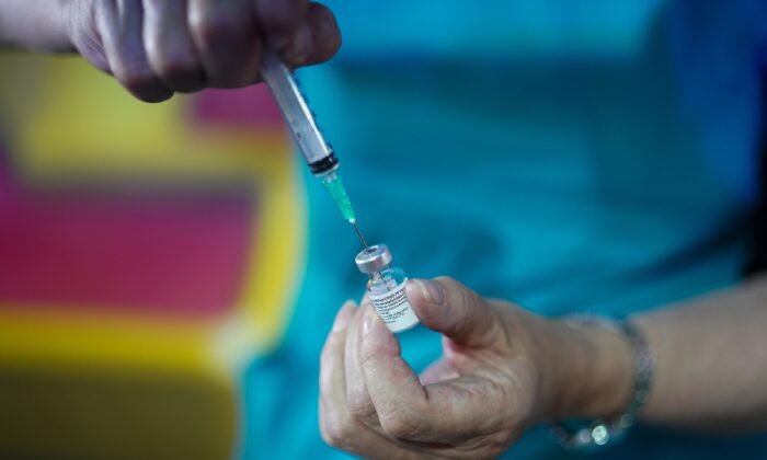 Liên minh Âu Châu xem xét các tác dụng phụ mới có thể xảy ra của vaccine mRNA COVID-19