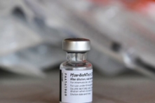 Nhóm Tự do Dân sự: Việc chấp thuận vaccine Pfizer COVID-19 là ‘vô trách nhiệm và gây tử vong’