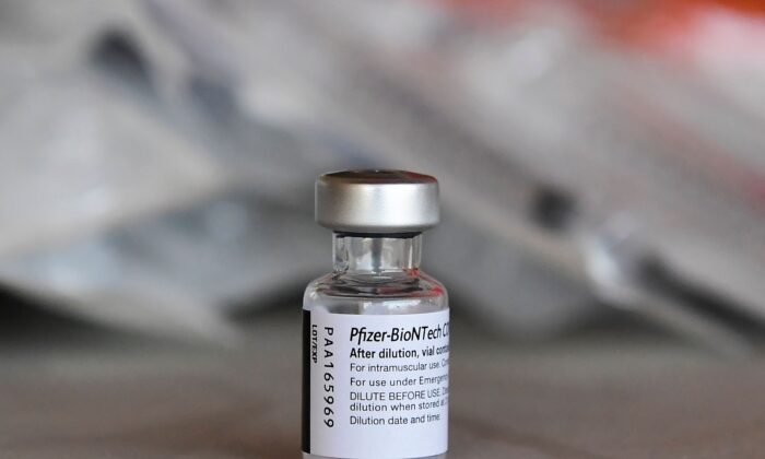 Nhóm Tự do Dân sự: Việc chấp thuận vaccine Pfizer COVID-19 là ‘vô trách nhiệm và gây tử vong’