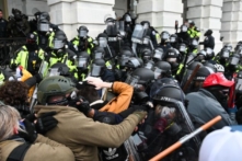 Quốc hội trao huy chương vàng cho các sĩ quan đã giúp bảo vệ Điện Capitol