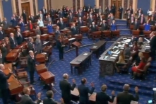 Một đảng viên Dân Chủ cùng tất cả các thượng nghị sĩ Cộng Hòa thông qua bản sửa đổi chống thuyết sắc tộc trọng yếu