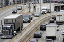 Dự luật về cơ sở hạ tầng chấp thuận cho Bộ Giao thông vận tải thử áp dụng mức thuế lái xe trên mỗi dặm đường