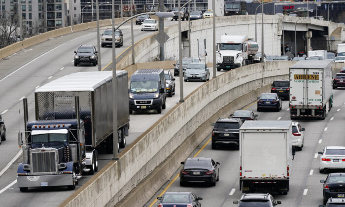 Dự luật về cơ sở hạ tầng chấp thuận cho Bộ Giao thông vận tải thử áp dụng mức thuế lái xe trên mỗi dặm đường
