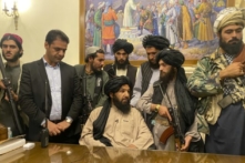 Các nhà lãnh đạo thế giới choáng váng, bày tỏ sự thất vọng về sự sụp đổ của Afghanistan