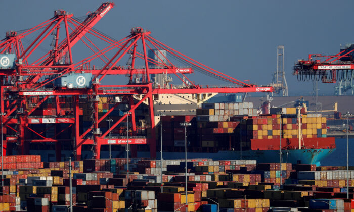 Thâm hụt thương mại Hoa Kỳ chạm mức cao kỷ lục khi nhập cảng hàng tiêu dùng tăng mạnh