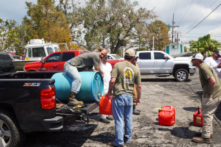 Cư dân New Orleans nương tựa vào nhau sau cơn bão Ida