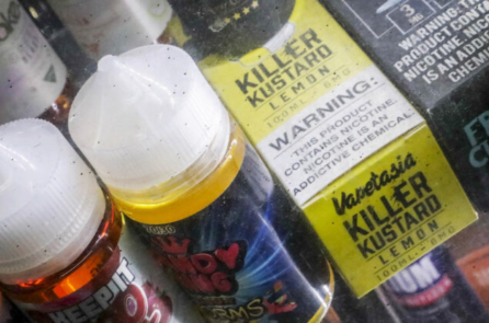 FDA cấm bán 55,000 sản phẩm thuốc lá điện tử có mùi thơm