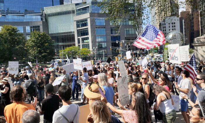 New York: Hàng ngàn người tụ tập tại ‘Cuộc diễn hành Tự do’ để phản đối giấy thông hành vaccine