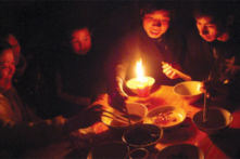 Cắt điện đột ngột, người dân vùng đông bắc Trung Quốc tranh nhau mua nến