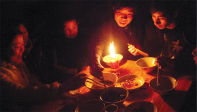 Cắt điện đột ngột, người dân vùng đông bắc Trung Quốc tranh nhau mua nến